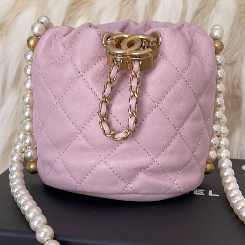 CHANEL Authentic 100% Luxurious Lamb leather bag - Picture 2 of 16